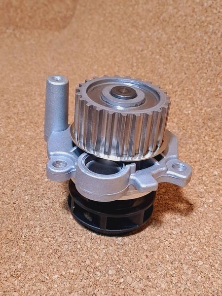 Помпа (насос водяний) Faw Besturn B50, Фав Бестурн Б50 FAW Besturn B50  L06A121011QH фото