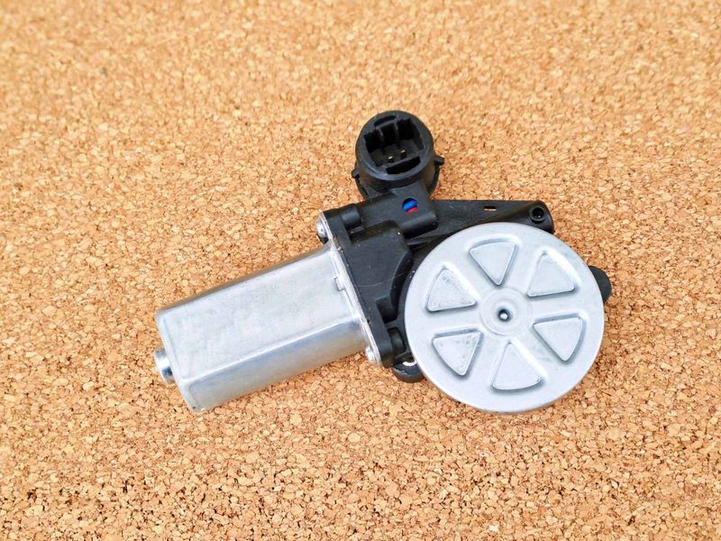 Моторчик стеклоподъемника задний правый Toyota Camry 40. 2006-2011  Toyota Corolla Highlander Rav 4 Camry Prius Тойота Королла Хайлендер Рав 4 Кемрі Кемри Пріус 8572035140 фото