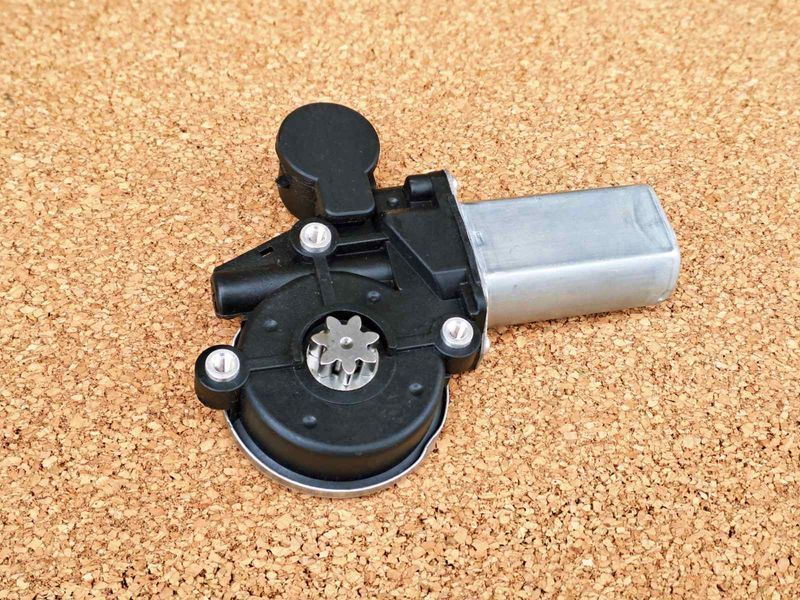 Моторчик стеклоподъемника задний правый Toyota Camry 40. 2006-2011  Toyota Corolla Highlander Rav 4 Camry Prius Тойота Королла Хайлендер Рав 4 Кемрі Кемри Пріус 8572035140 фото