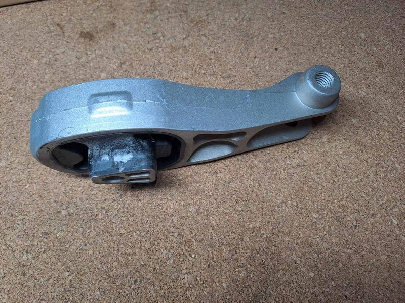 Подушка двигателя задняя правая MG3 Morris Garages, МЖ МГ 3 Моріс Морис Гараж 30004483 фото
