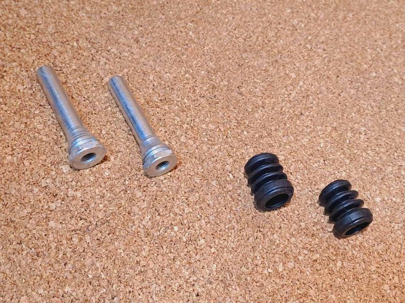 Направляюча супорта переднього з пильником (ком-кт 2 шт) Chery Amulet, Чери Амулет A11-6GN3501057.1 фото