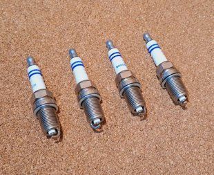Свечи зажигания BOSCH  (комплект) Geely GC7 Джили ГС7 Джилі 1136000179.25 фото